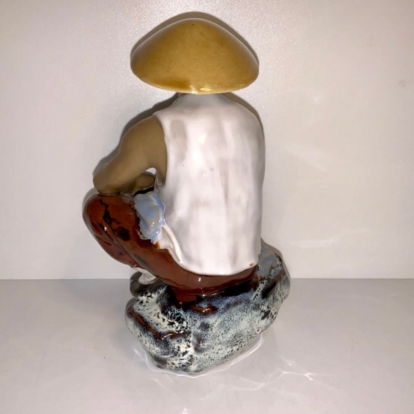 Vintage Man Wearing Hat, Seated With Hammer Glazed Mudware Figurine - Picture 5 of 12